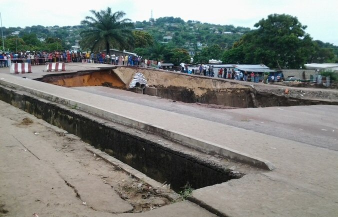 La route du quartier Ngamakosso coupée en deux après une pluie diluvienne