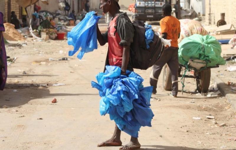 Environnement : la police saisit des vendeurs et usagers des sachets en plastique