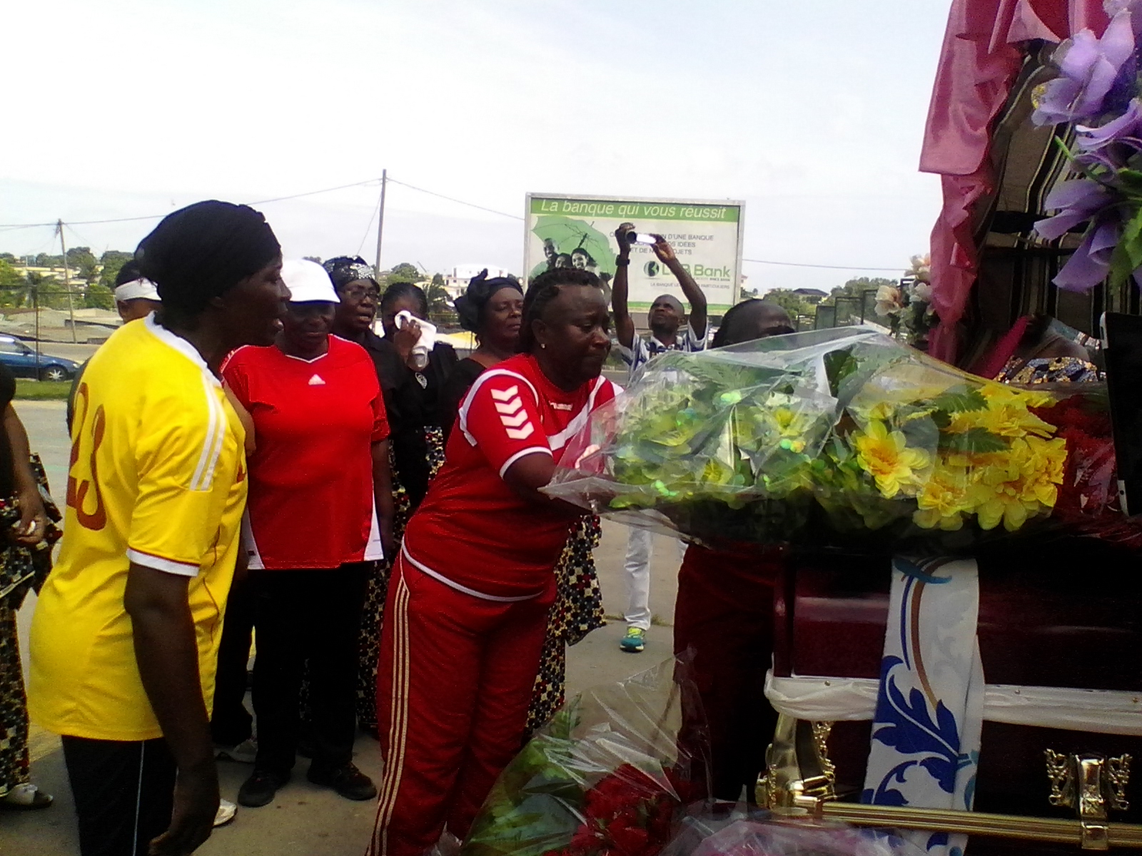 Hommage des handballeurs à Madeleine Mitsotso