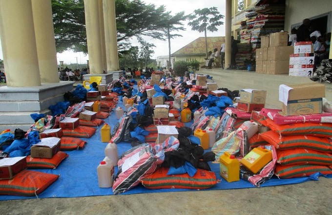 Le gouvernement congolais fait des dons aux sinistrés d’Owando
