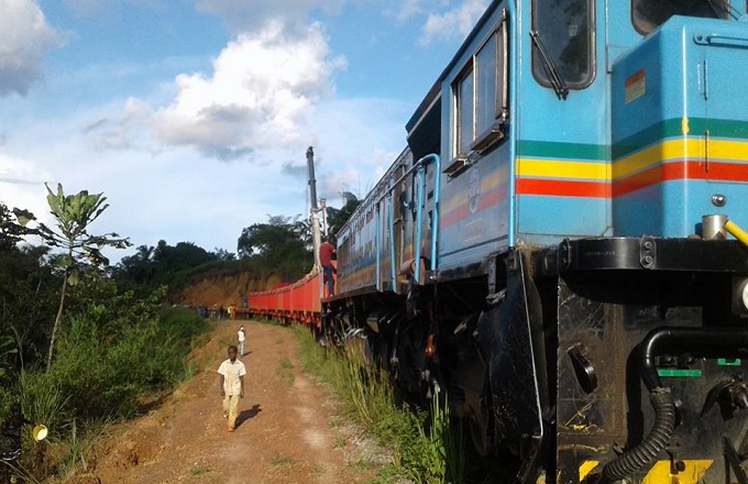 Le premier train minéralier de EXXARO circule à Mayoko