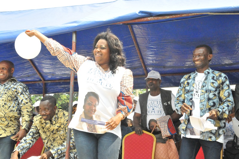 Claudia Sassou Nguesso fait don de plusieurs écrans géants aux jeunes de Talangaï