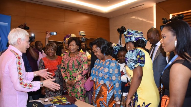 Antoinette Sassou Nguesso reçoit le Lipita d’or au salon du pagne Africain à Brazzaville