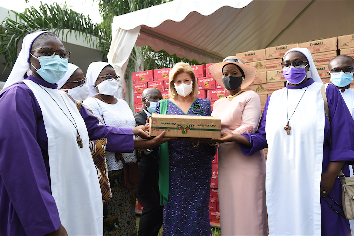 Pâques : Dominique Ouattara apporte son aide aux familles démunies chrétiennes