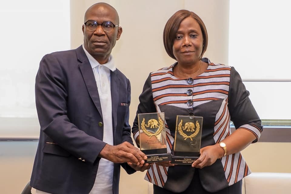 Ebony 2021: Clarisse Mahi félicite Sériba Koné, lauréat de 2 prix sectoriels