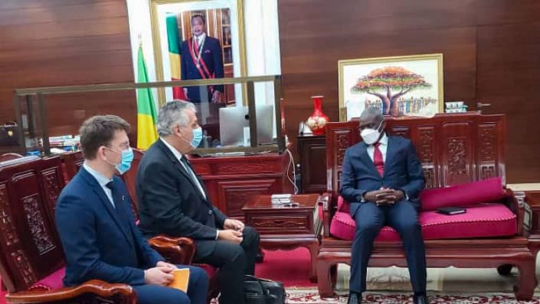 Anatole Collinet Makosso s’entretenant avec François Barateau. journaldebrazza.com