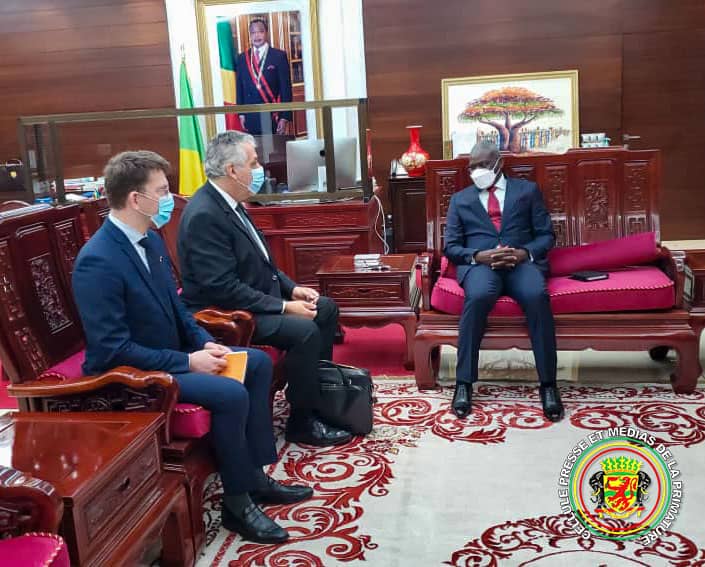 Anatole Collinet Makosso s’entretenant avec François Barateau. journaldebrazza.com