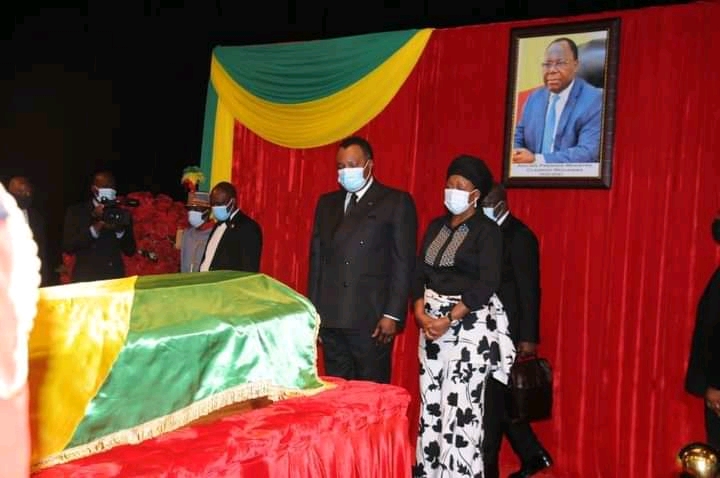 Le couple présidentiel rendant un dernier hommage à Clément Mouamba. journaldebrazza.com