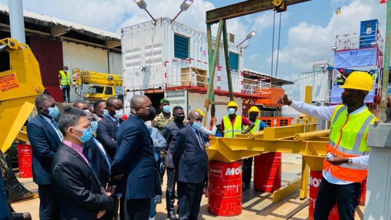 Une vue de la barge motrice chargée de l'installation de la fibre optique sous-fluviale entre le Congo et la RCA. journaldebrazza.com