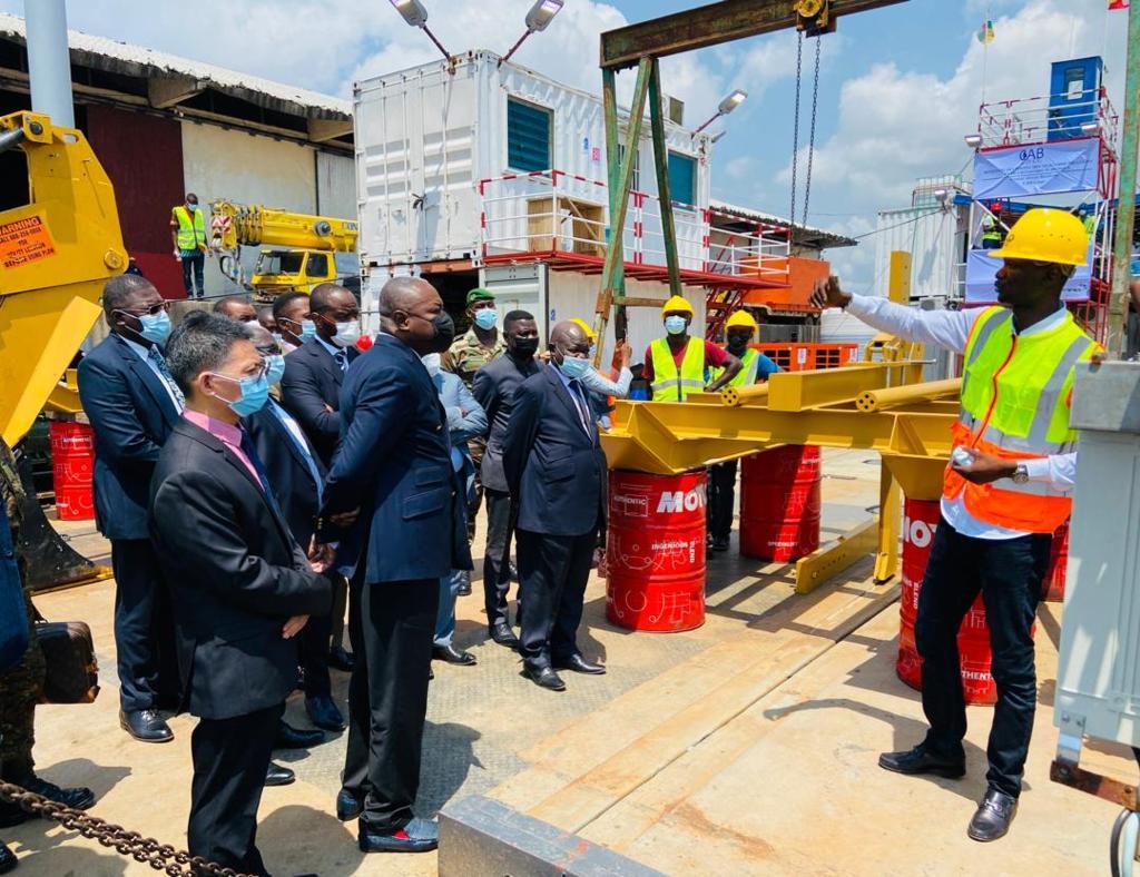 Une vue de la barge motrice chargée de l'installation de la fibre optique sous-fluviale entre le Congo et la RCA. journaldebrazza.com