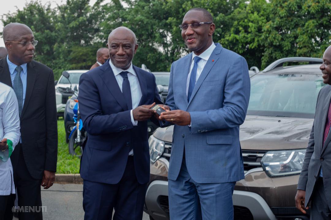Côte d’Ivoire: Roger Adom équipe l’OCPV  de 17 véhicules  et 50 motos
