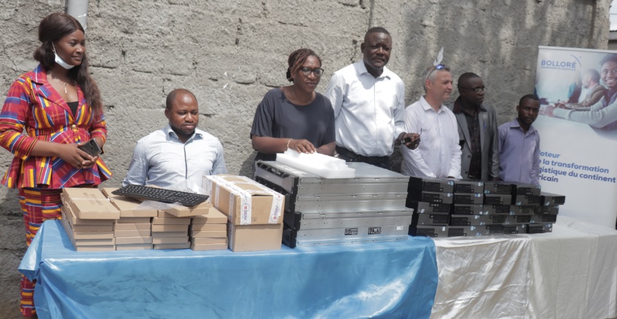 Bolloré Transport & Logistics Congo offre 24 ordinateurs recyclés à l’école Shakespeare Academy de Pointe-Noire