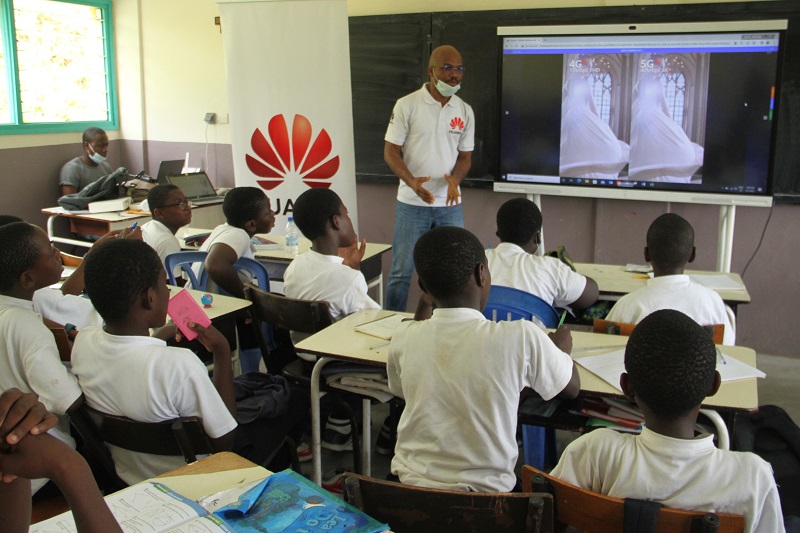 Huawei initie des élèves d’Abidjan à l’informatique