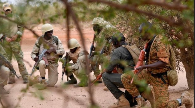 Burkina Faso : sept soldats et quatre supplétifs tués dans des embuscades (armée)