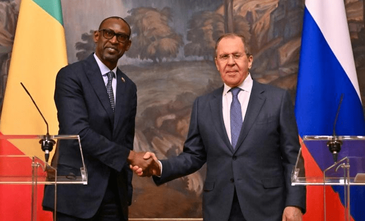 Bamako cherche à contourner l’embargo par Moscou
