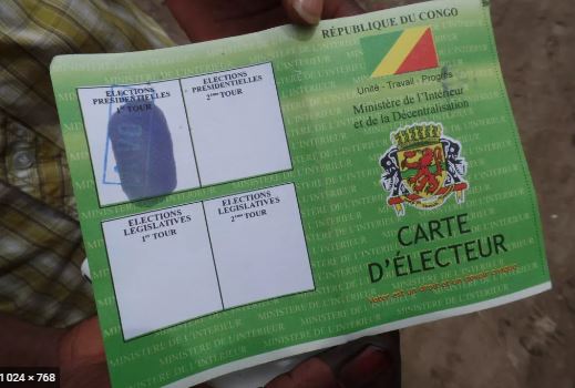 Makélékélé : la population dénonce la lenteur dans la distribution des cartes d’électeur à quelques jours du vote