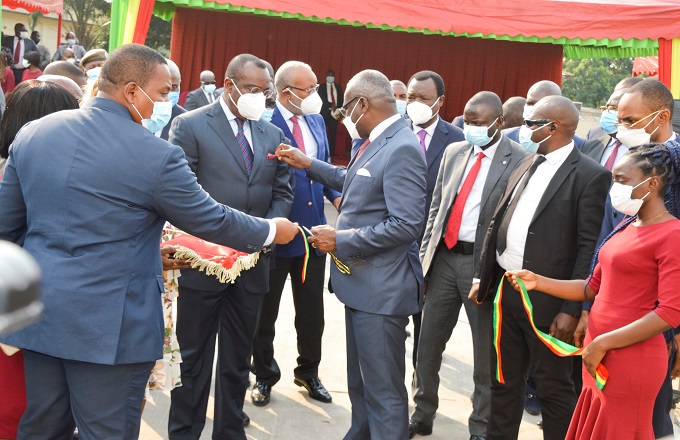 Congo : Anatole Makosso a inauguré deux l’Hôtel des Impôts à Makélékélé et à Mfilou à Brazzaville