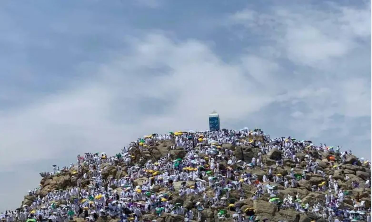 Les pèlerins prient sur le mont Arafat, point culminant du hajj