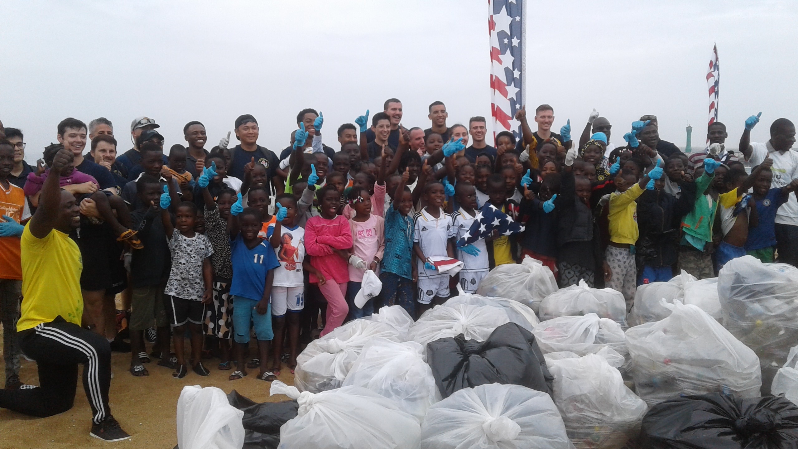 Des gardes-côtes américains mènent des activités écologiques à Abidjan