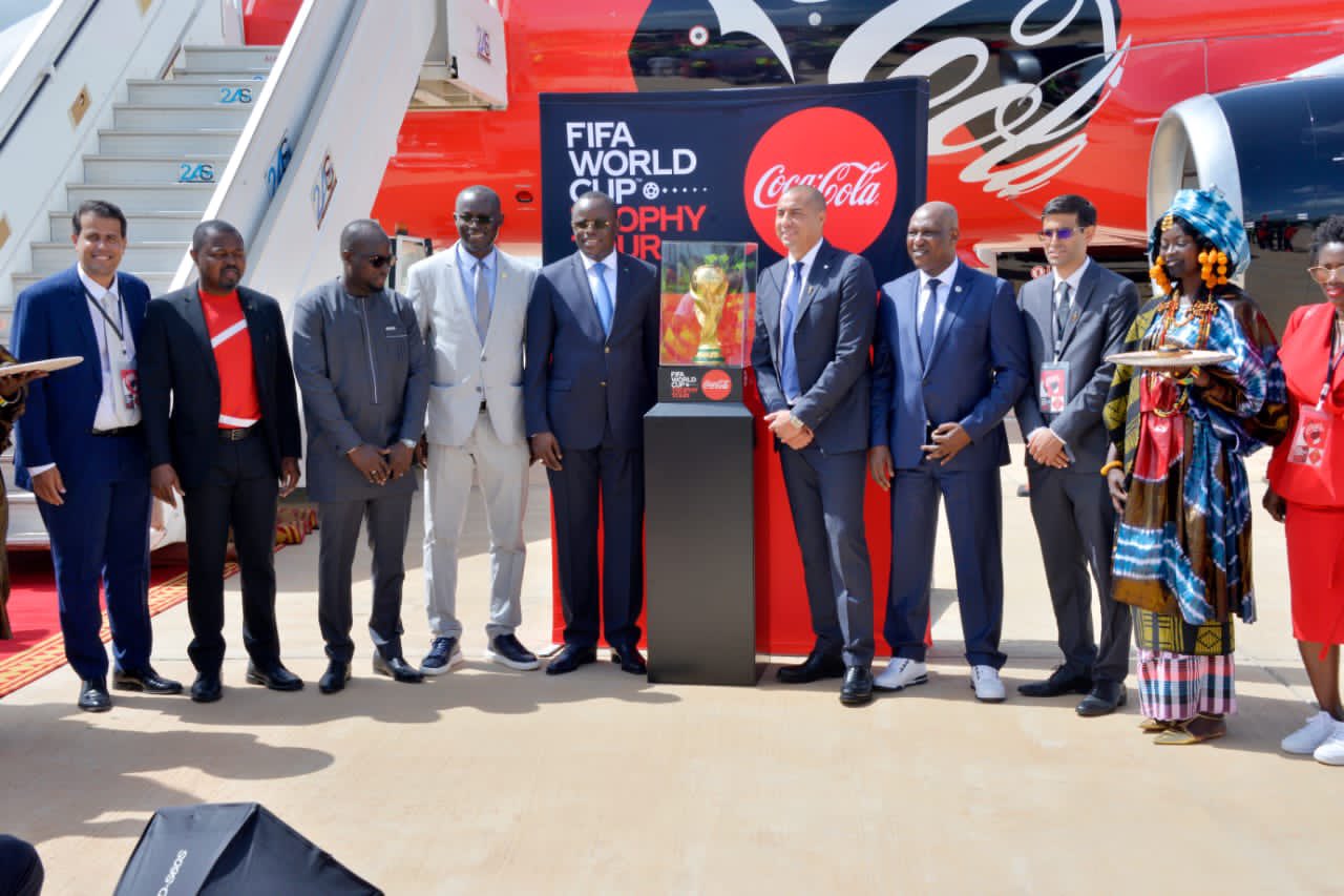 Football : le trophée du Mondial est à Dakar