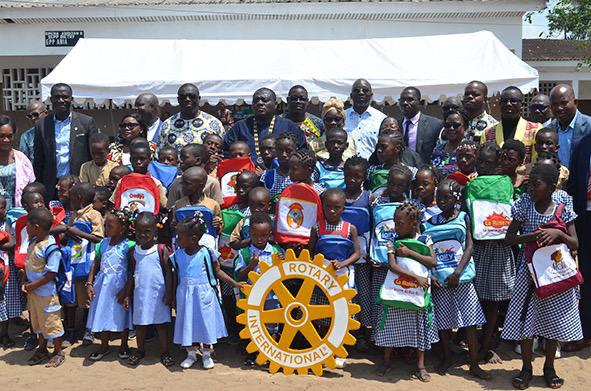 Des dons du Rotary Club à un groupe scolaire à Abidjan