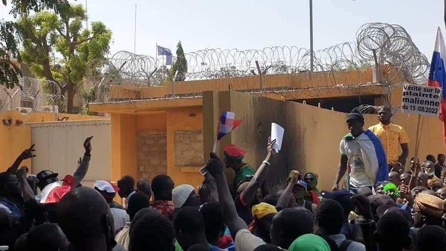 Burkina : Les soldats « n’ont rien fait » pour protéger l’ambassade de France (ambassadeur)