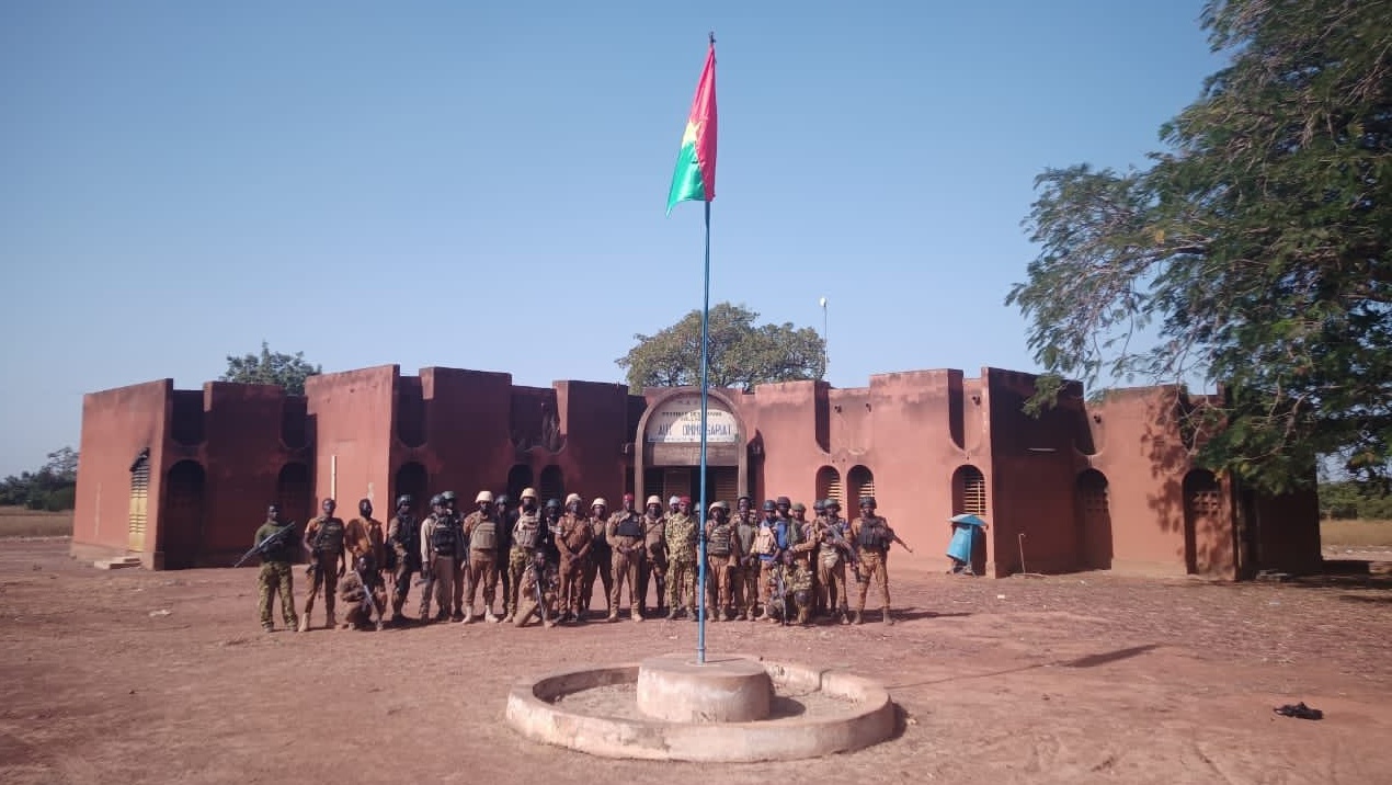 Burkina : l’armée reprend une ville à la veille de l’indépendance