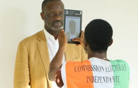 Côte d’Ivoire : Tidjane Thiam se fait enrôler sur la liste électorale