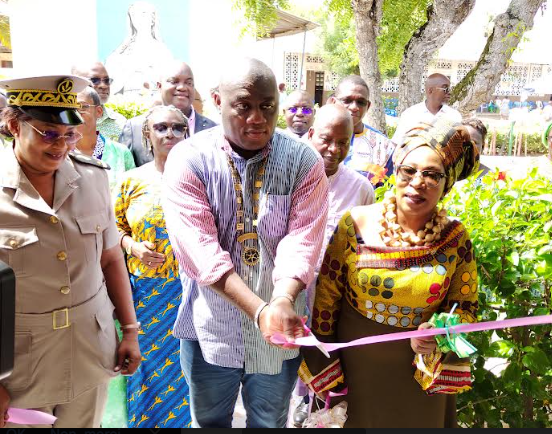 Côte d’Ivoire : don d’une bibliothèque du Rotary à une école