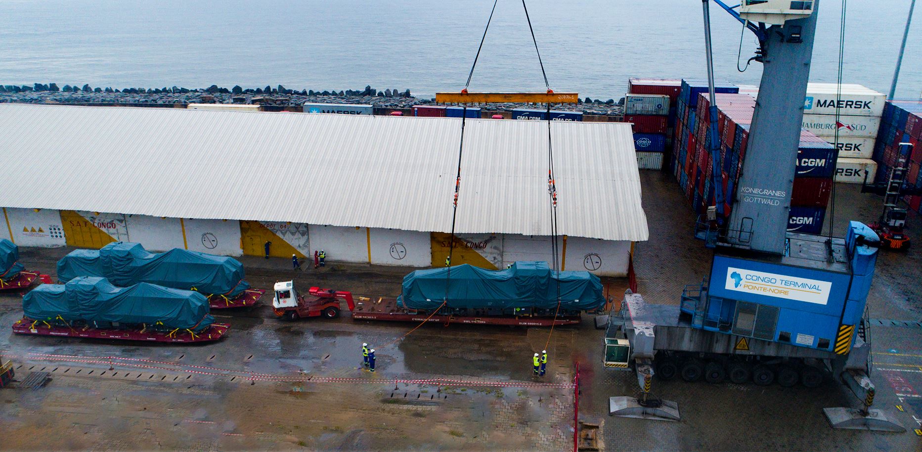 Manutention reussie de quatre locomotives au Congo