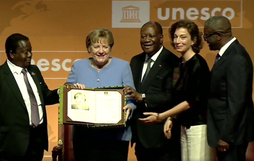 Angela Merkel reçoit le Prix FHB Unesco pour la paix