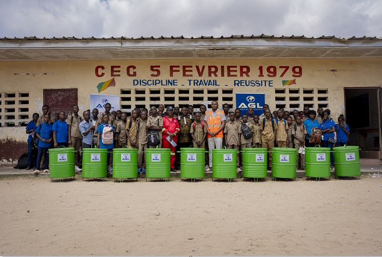 AGL Congo offre des poubelles à une école publique