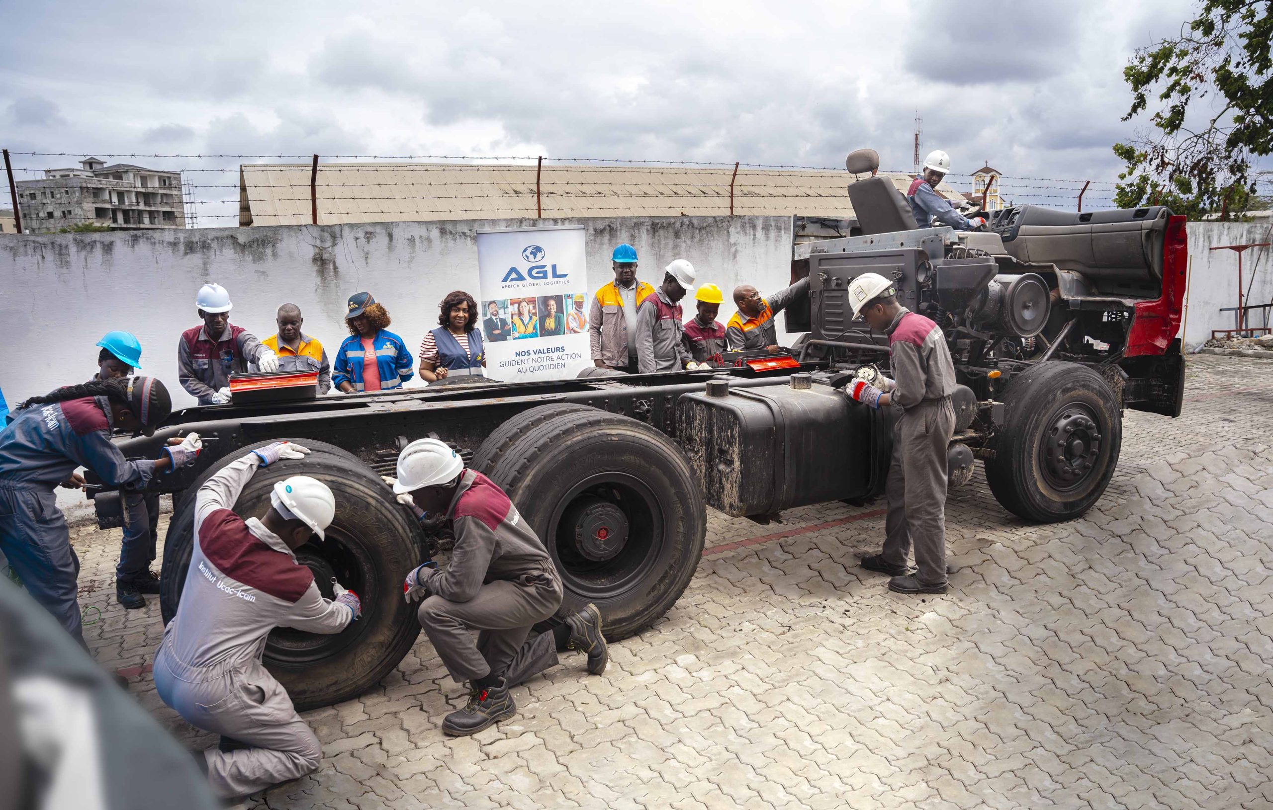 AGL Congo offre un tracteur routier aux étudiants pour soutenir leur formation académique
